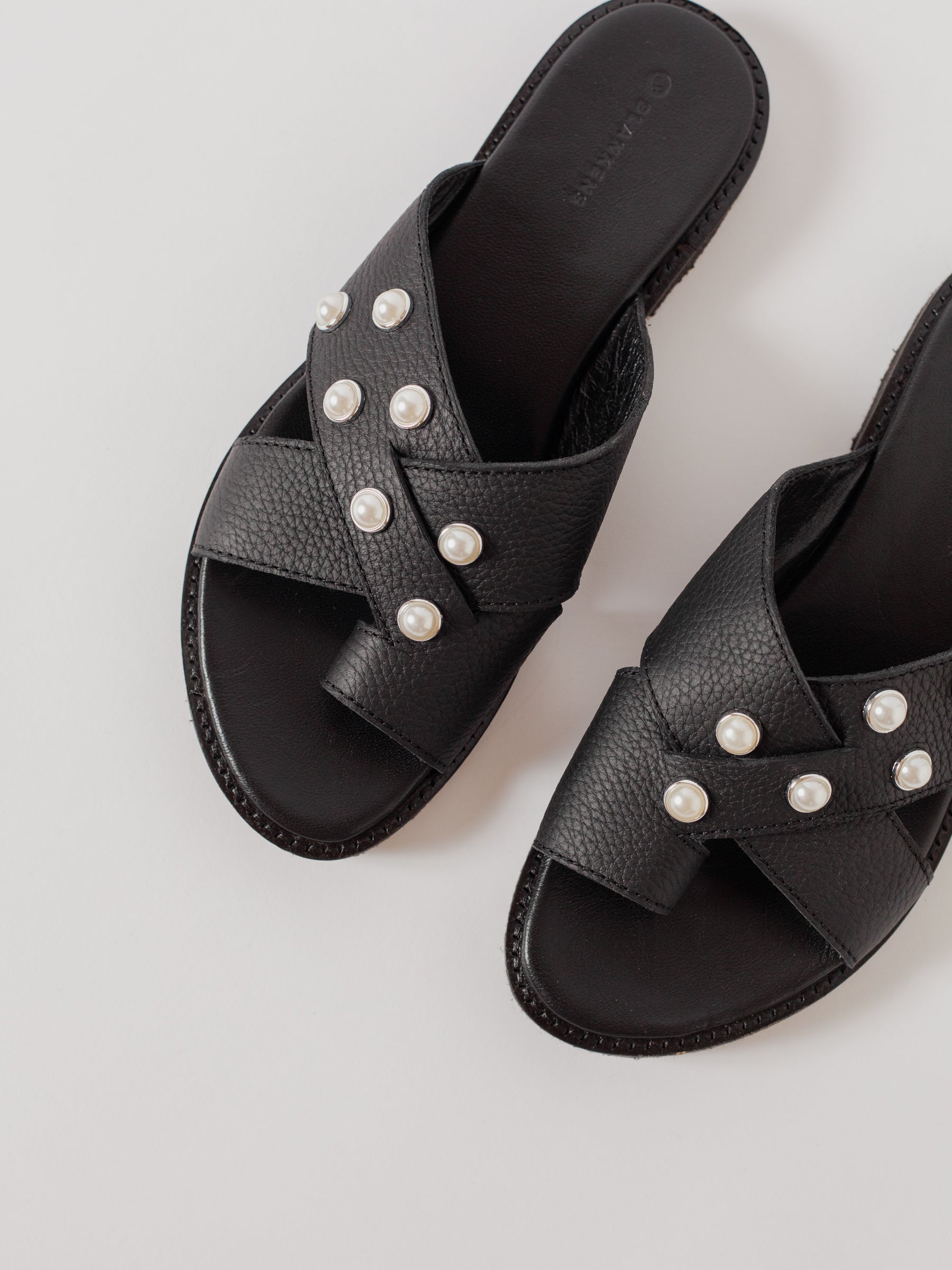 THE METTE BLACK LEATHER WITH PEARLS