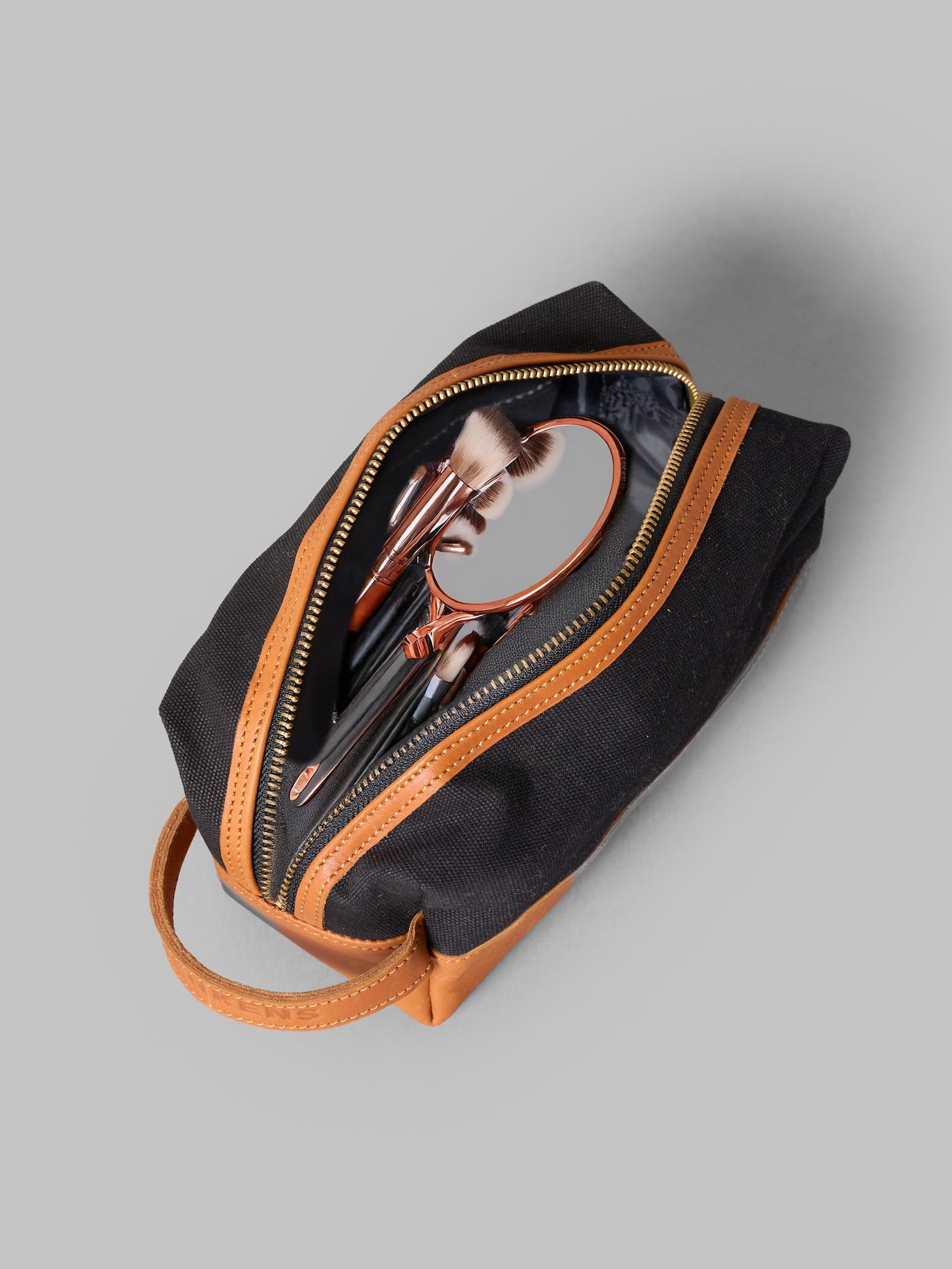 THE DENNIS BEAUTY AND CABLE CASE BLACK