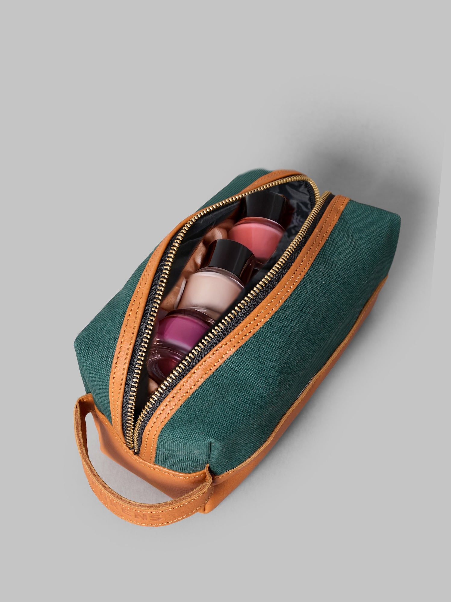 THE DENNIS BEAUTY AND CABLE CASE GREEN