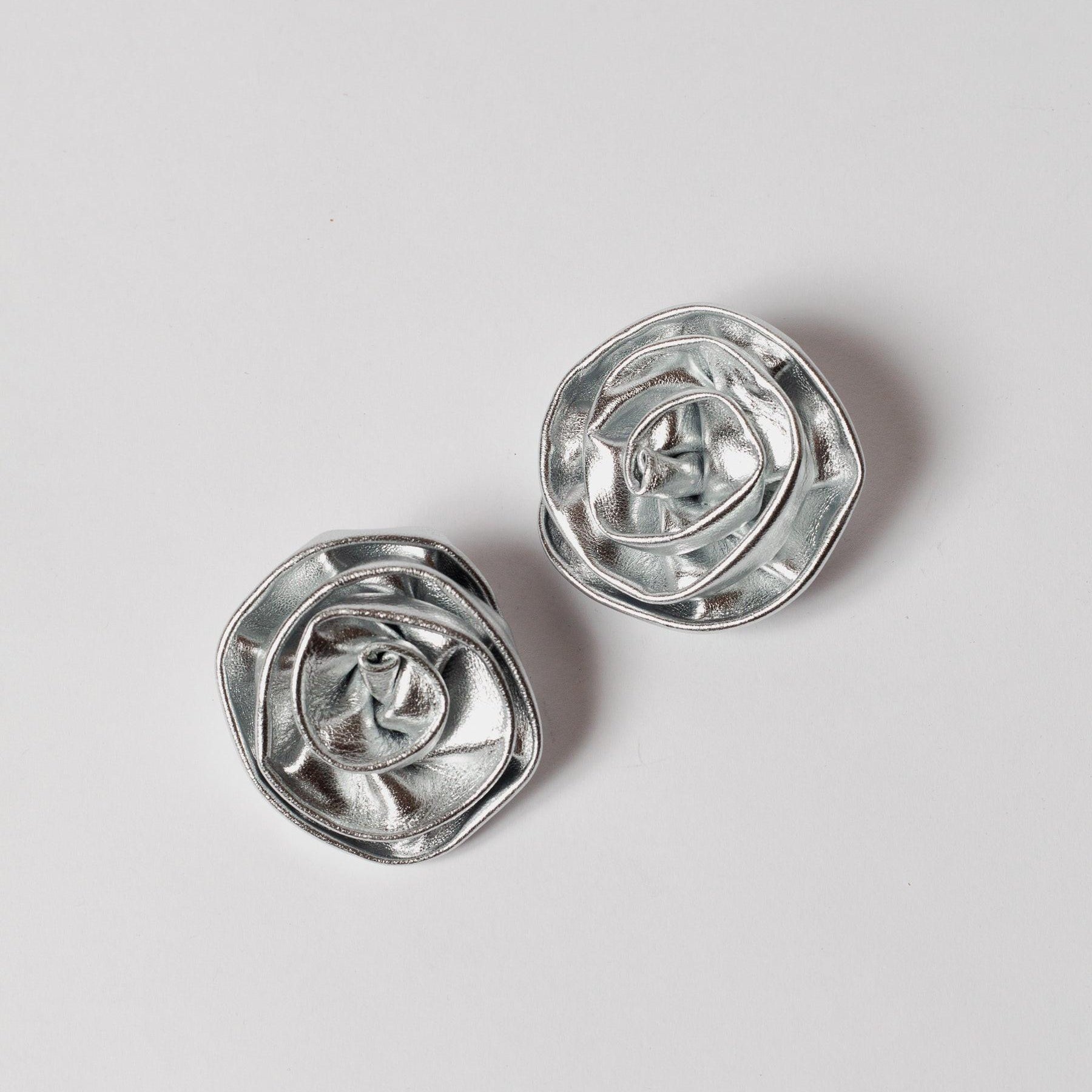 Blankens  Clip On Roses in Silver Leather