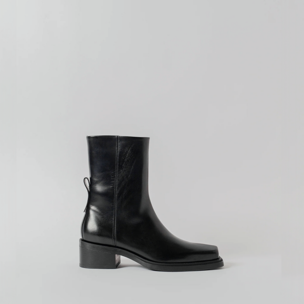 THE HEDDA BLACK