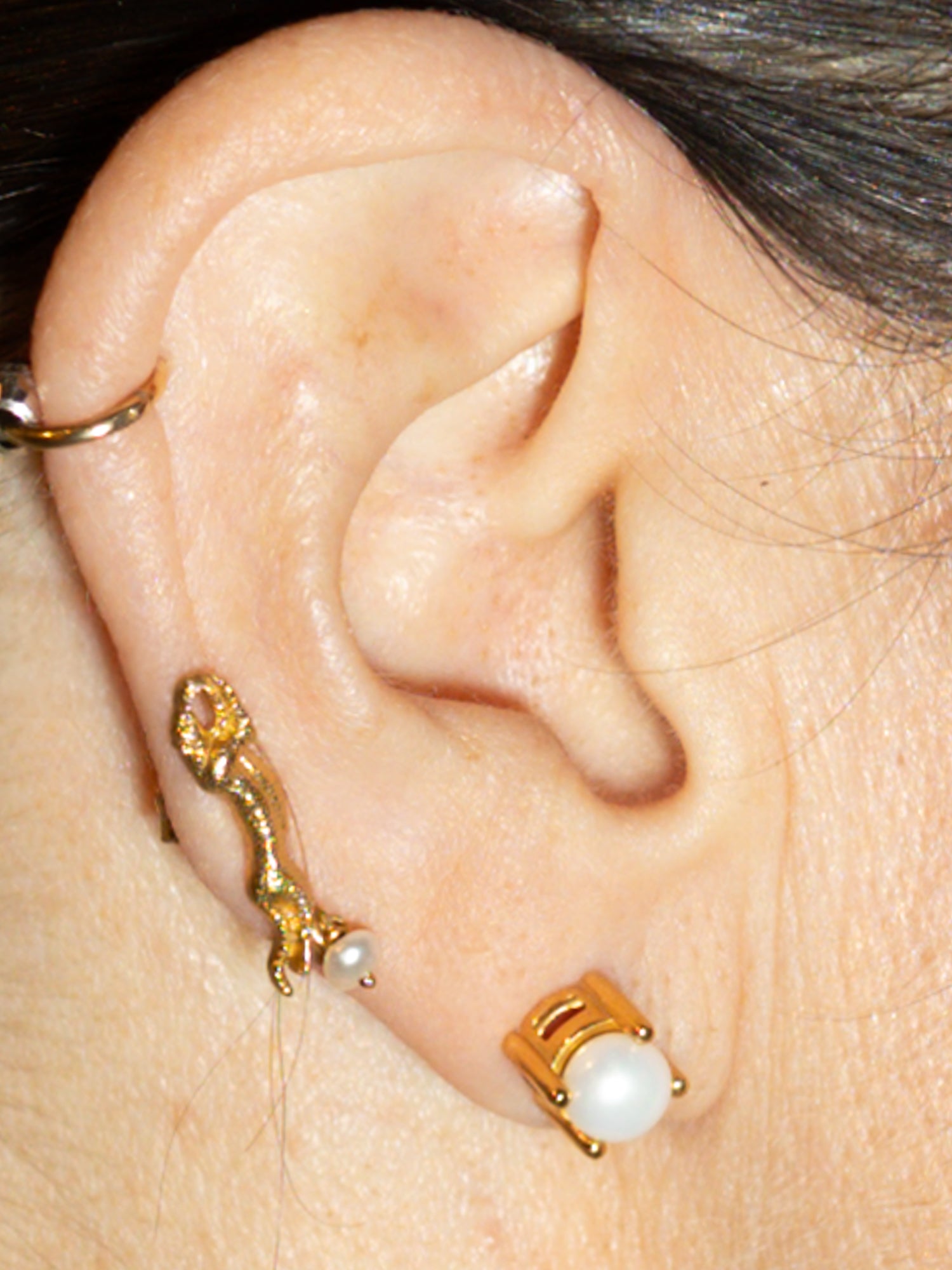 Blankens Poised Pearl Gold Earring