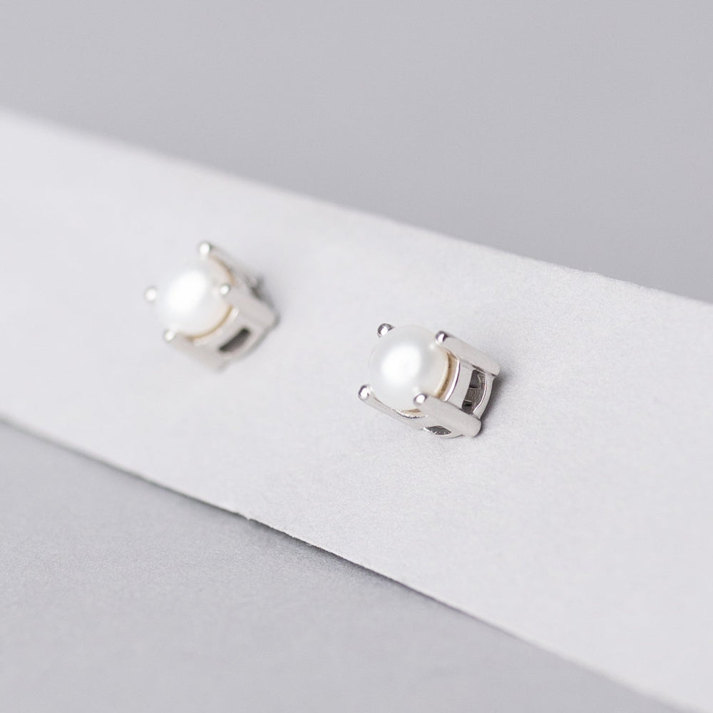 Blankens Poised Pearl Silver Earring