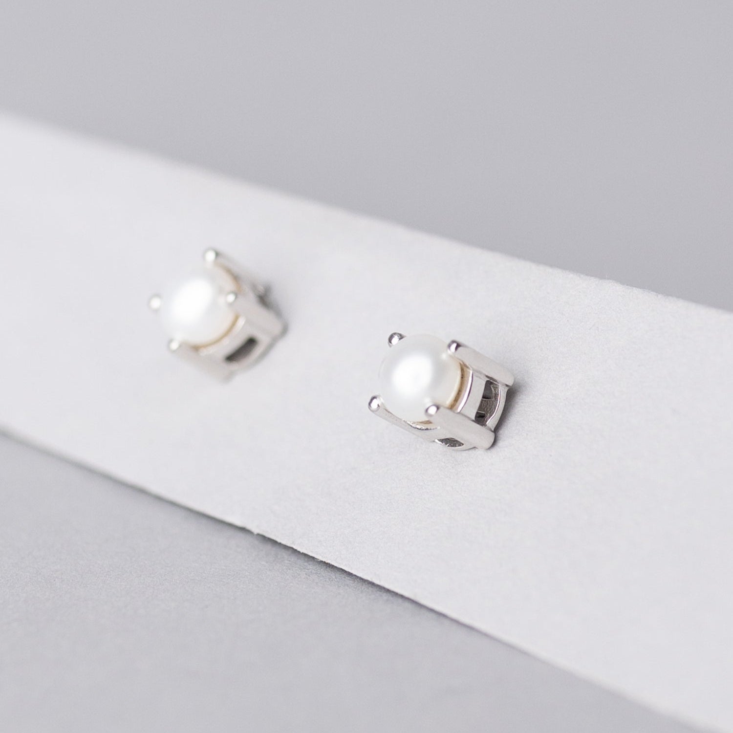 Blankens Poised Pearl Silver Earring