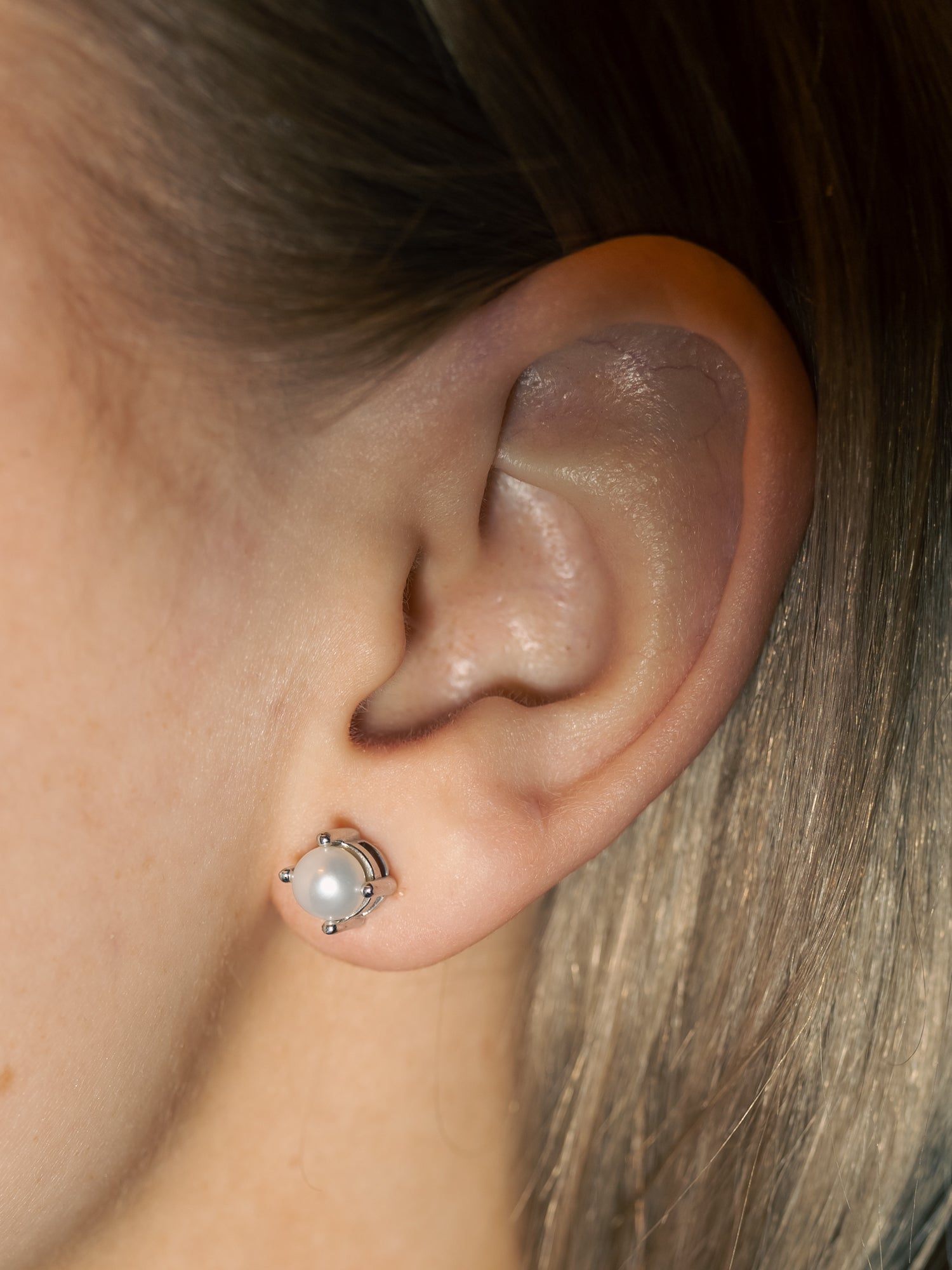 Blankens Poised Pearl Silver Earring