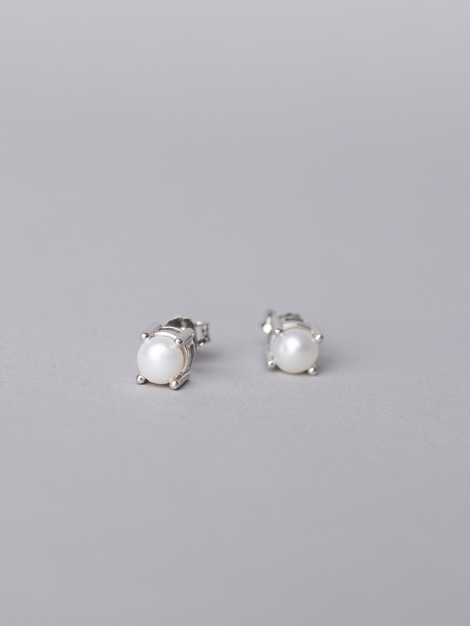 Blankens Poised Pearl Silver Earring