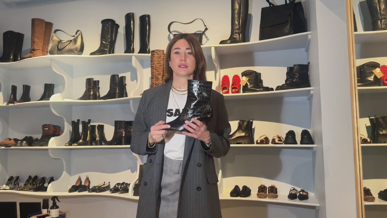 In this video, our founder Cecilia Blankens describes the size and fit of the Miranda boots.