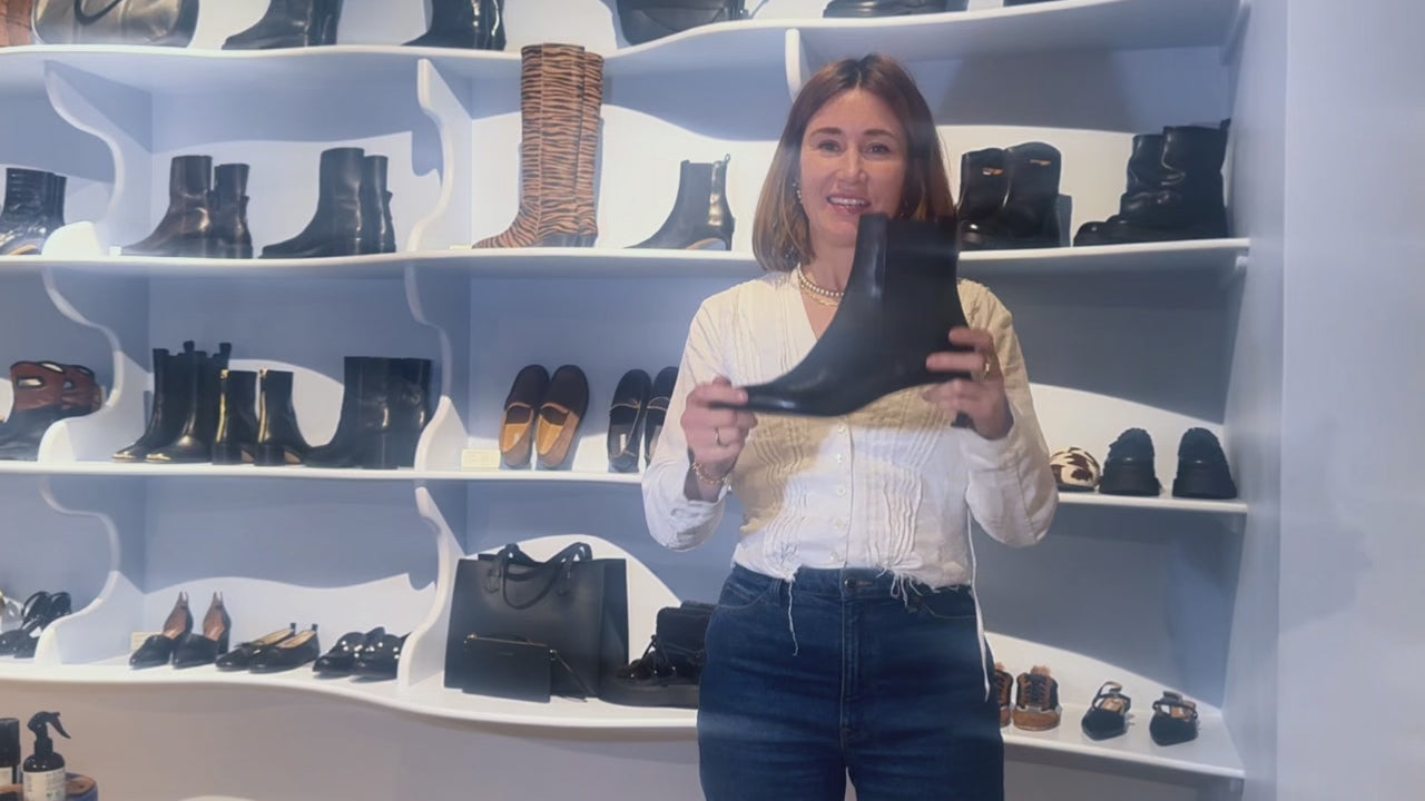 In this video, our founder Cecilia Blankens describes the size and fit of the Matilda boot.