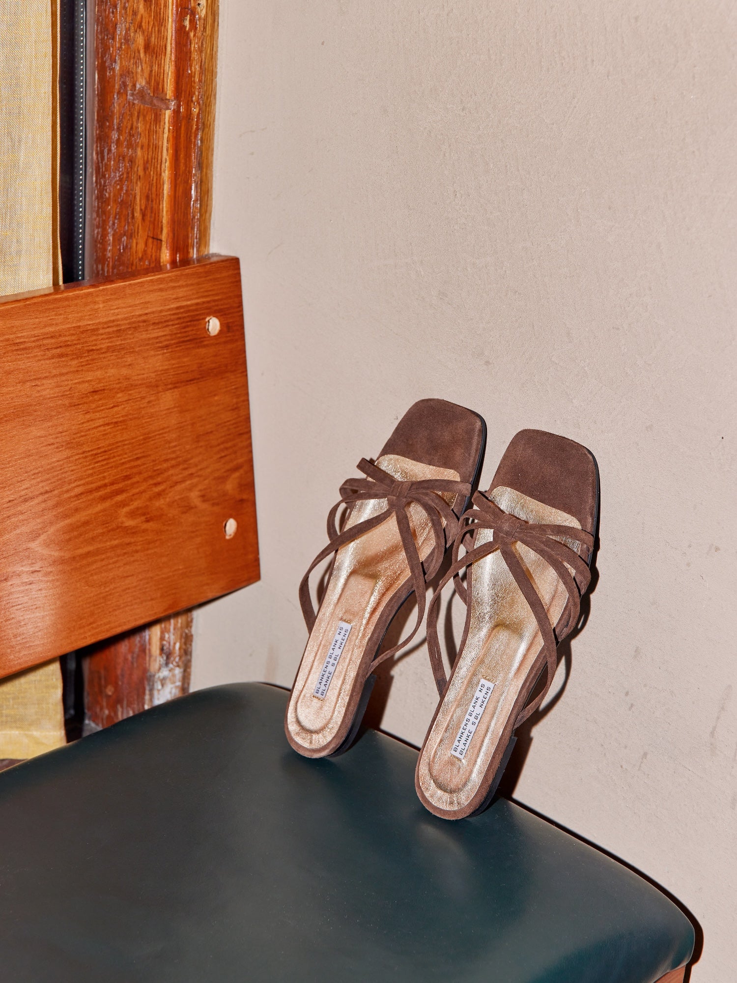 THE JENNIE FLAT CHOCOLATE SUEDE