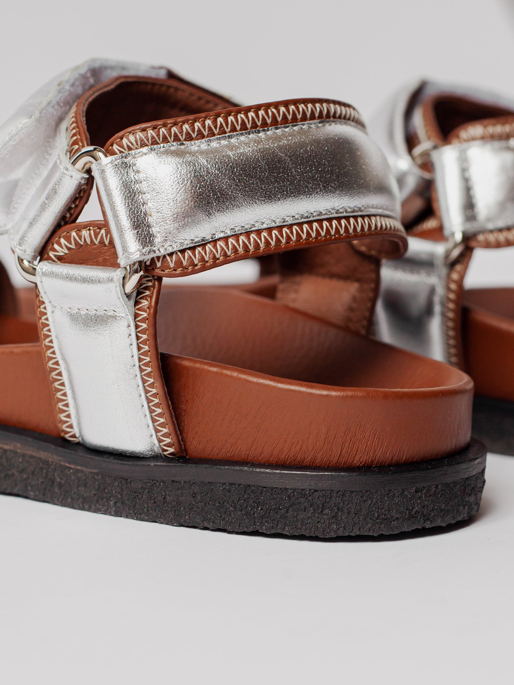 Blankens The Sanremo Sahara SIlver sandal nutty brown and silver leather, contrast stitching in off-white, black real rubber sole