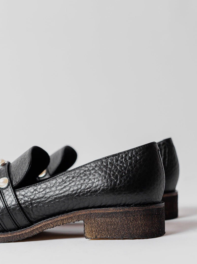 Blankens The Ebba black loafer with pearls