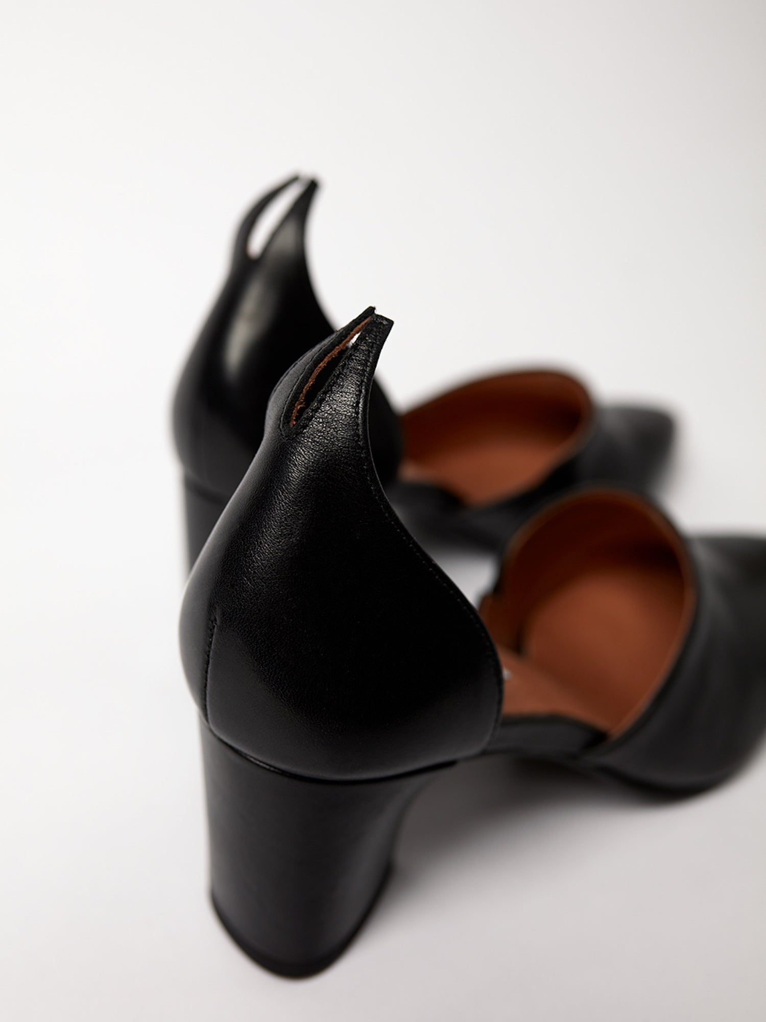 blankens.infofy heel The Riverside in black leather. Made in Portugal. Yourblankens.